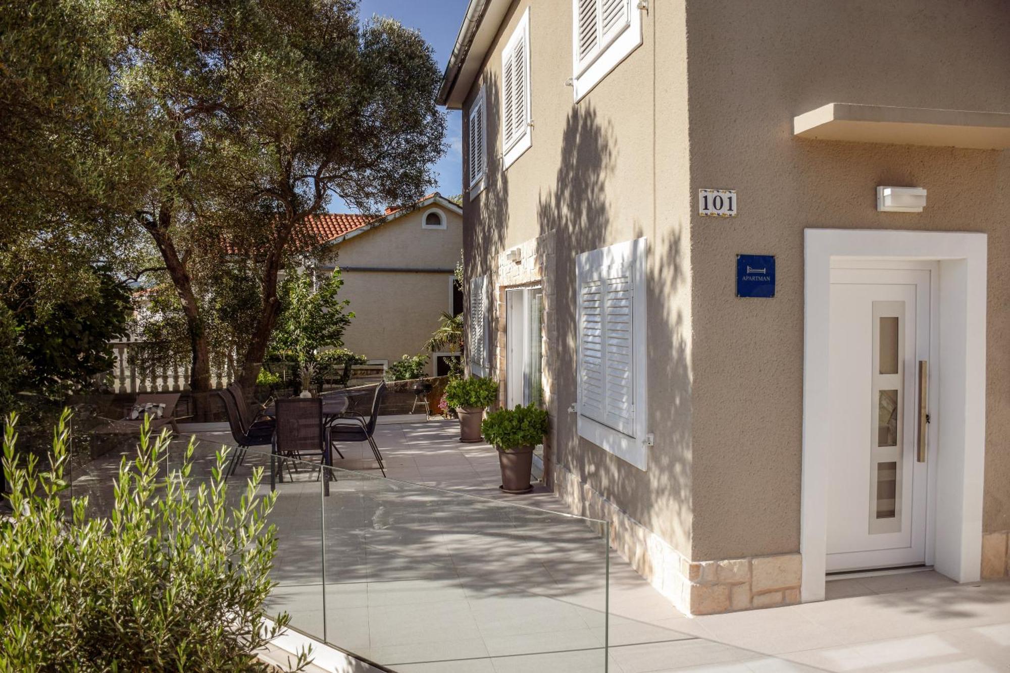 Apartments Petra Risika Exterior photo